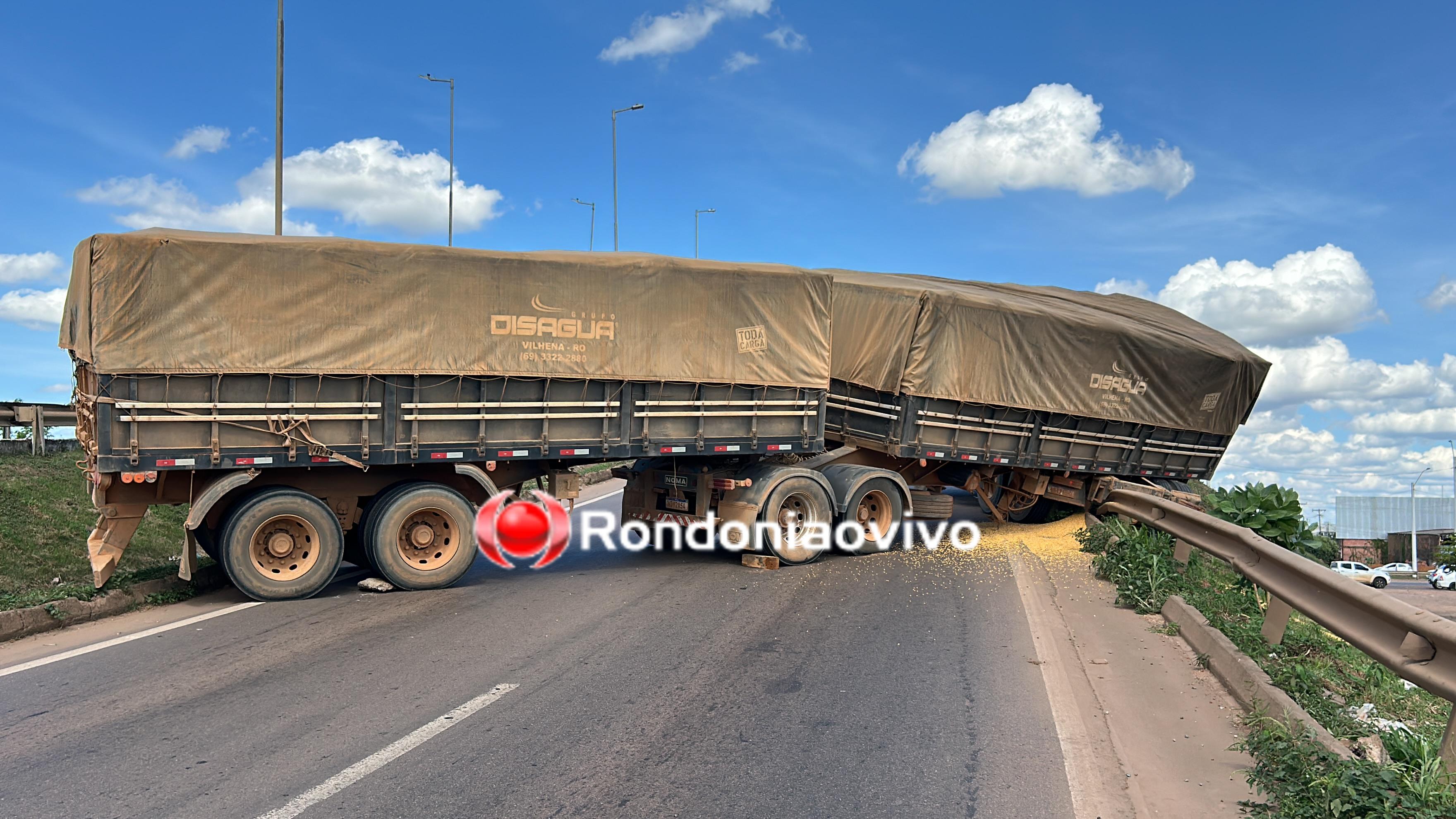 VÍDEO: Carreta carregada com milho quase cai do viaduto em Porto Velho