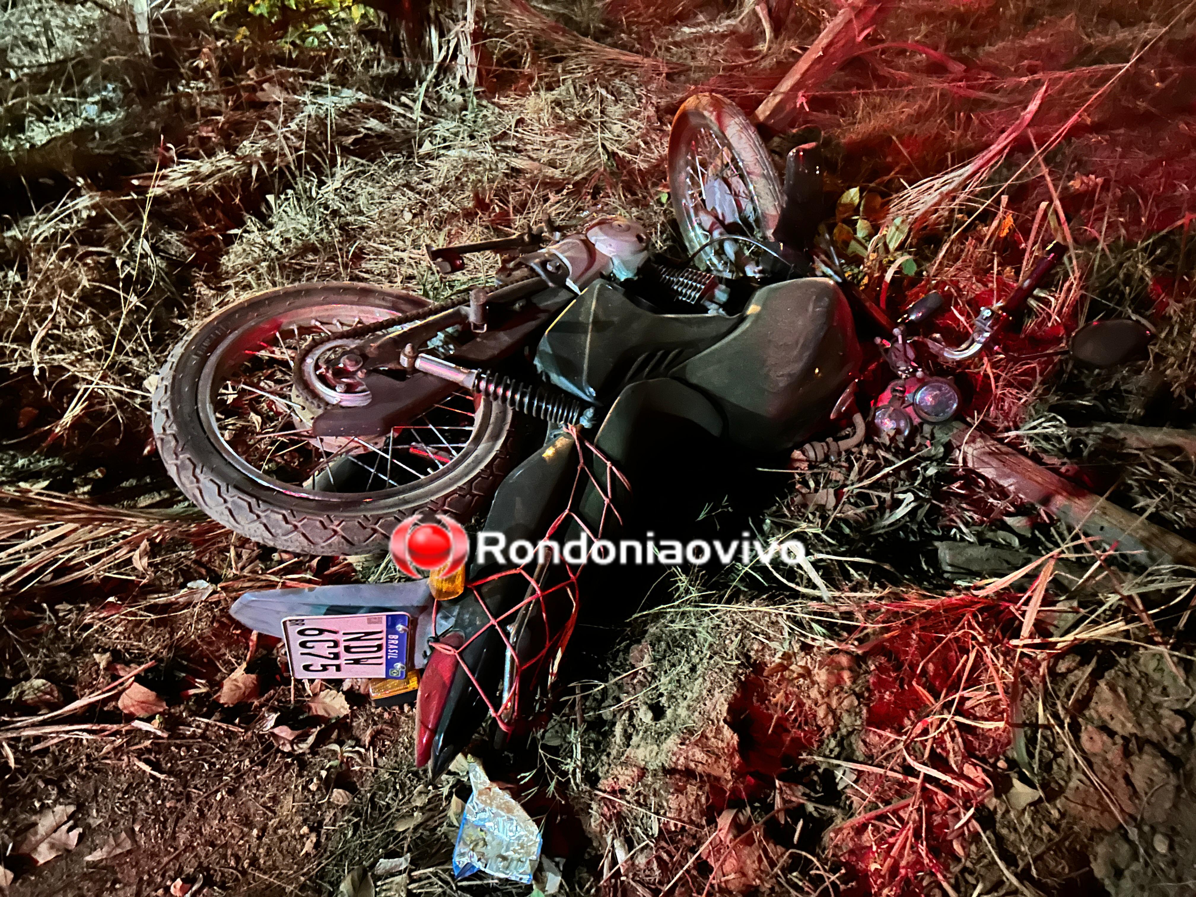 URGENTE: Motociclista colide violentamente em cerca após batida em carro