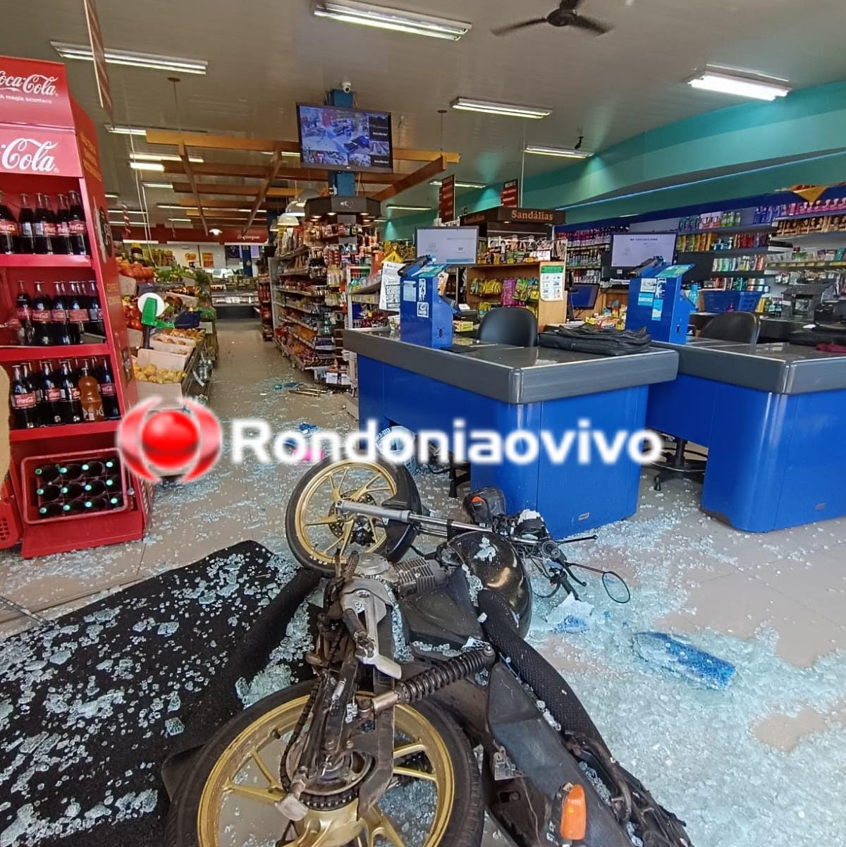 VÍDEO: Motociclista invade supermercado após colisão com carro da Emdur
