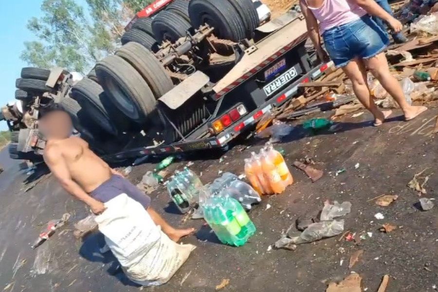 VÍDEO: Carga de refrigerante é saqueada após carreta tombar na BR-364 