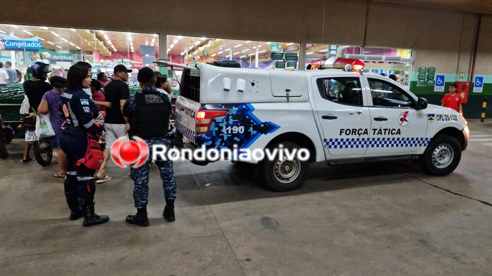 VIRADO: Homem alucinado invade supermercado IG e provoca destruição 