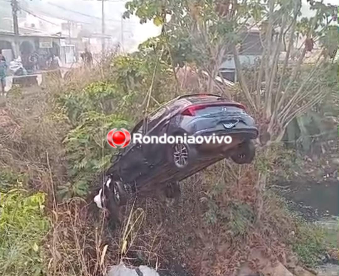 VEJA VÍDEO: Carro cai em córrego na Estrada do Belmont  