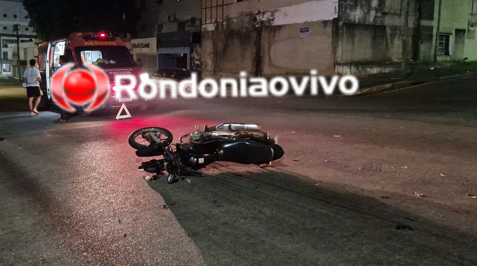 NO CENTRO: Motociclista avança cruzamento e fica gravemente ferido ao bater em carro