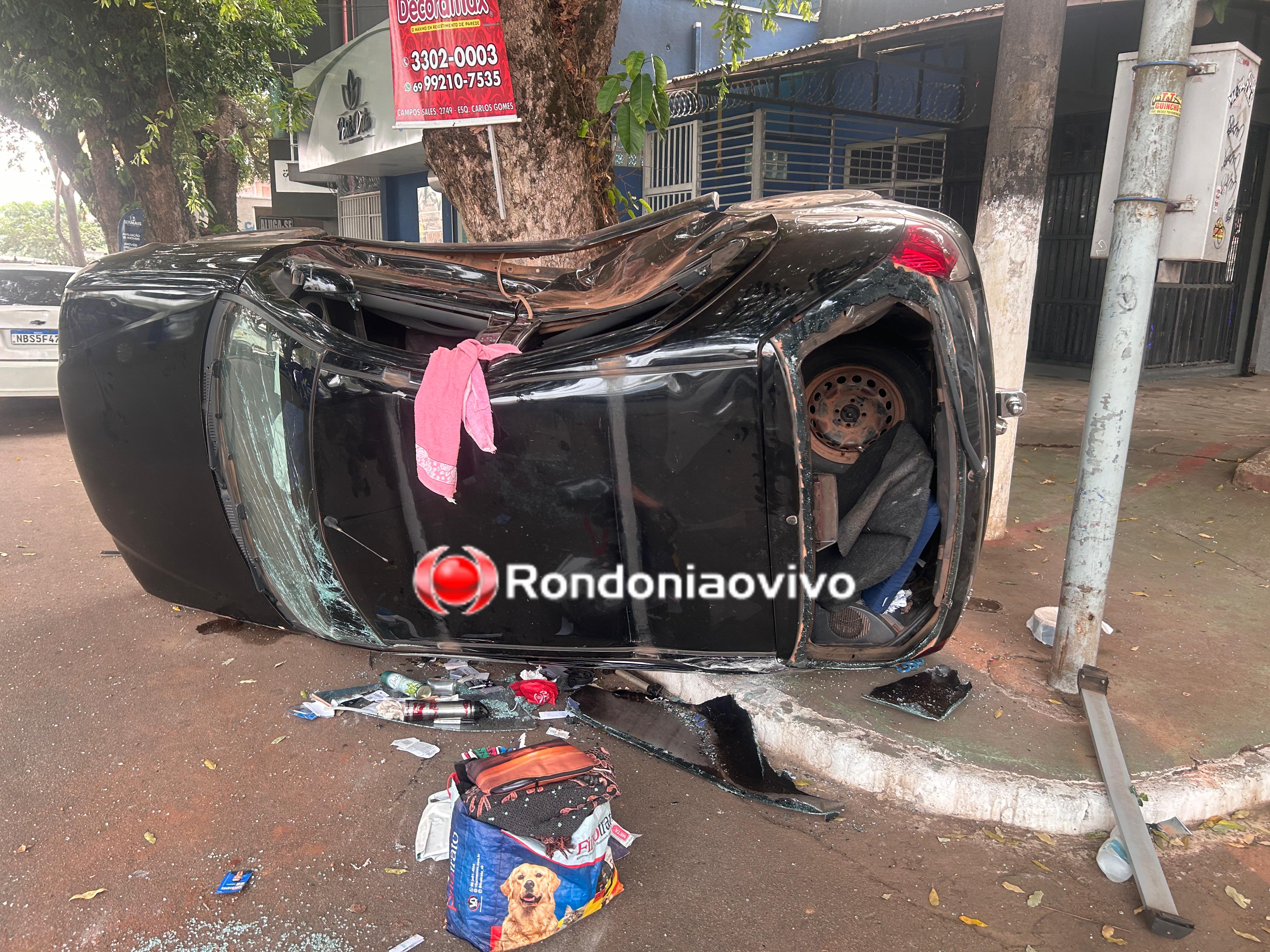 NA CARLOS GOMES: Carro de aplicativo capota e passageira fica ferida no Centro