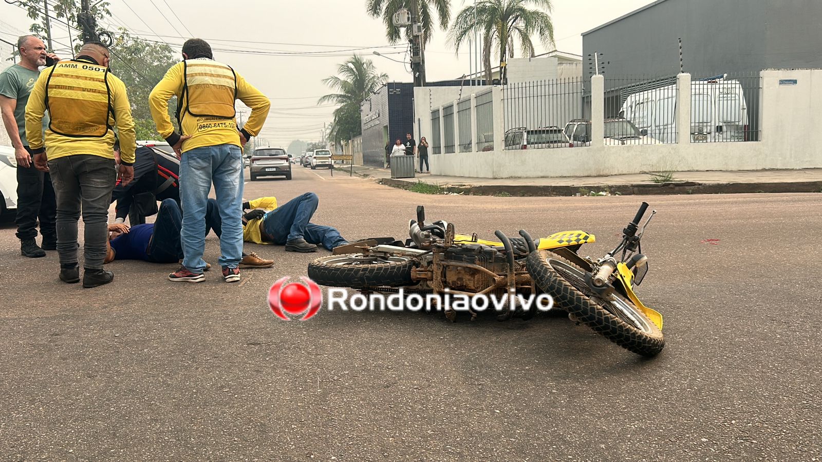 LESÕES: Mototaxista e passageiro sofrem acidente após motorista de Etios avançar