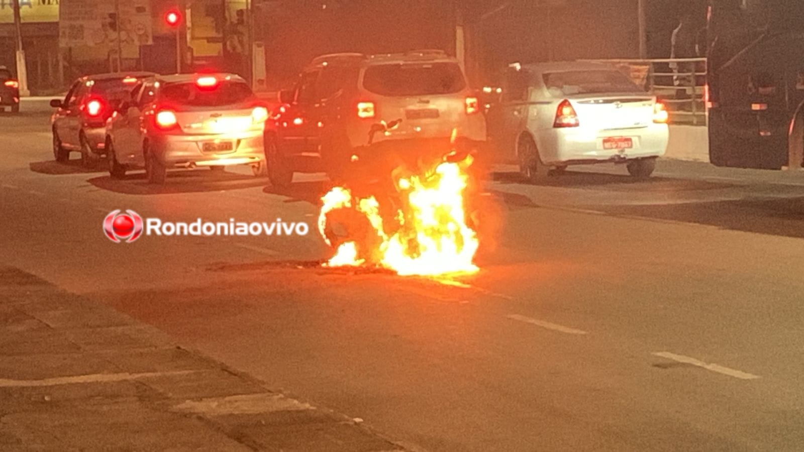 VÍDEO: Motocicleta pega fogo no meio de avenida e fica destruída 