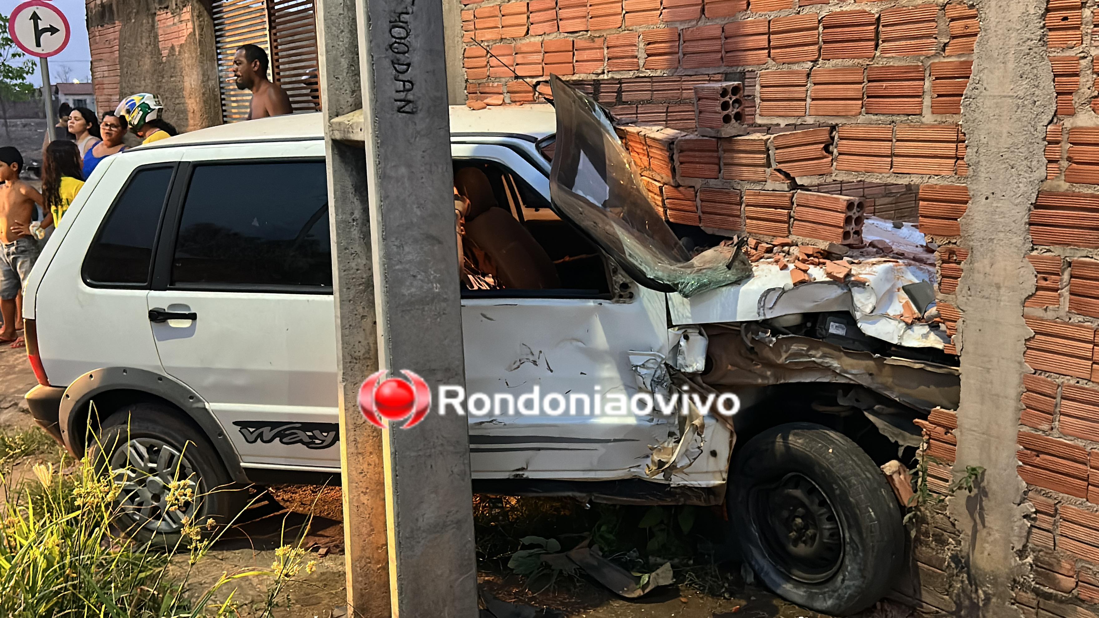 CRISTAL DA CALAMA: Motorista de carro atinge motociclista e derruba muro de residência