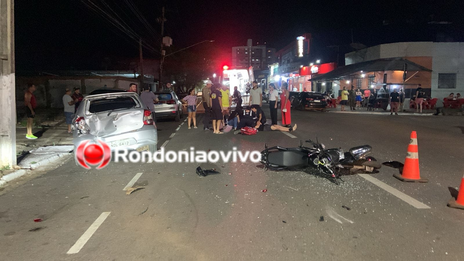 NA CALAMA: Motociclista bate em cheio na traseira de carro e fica gravemente ferido 