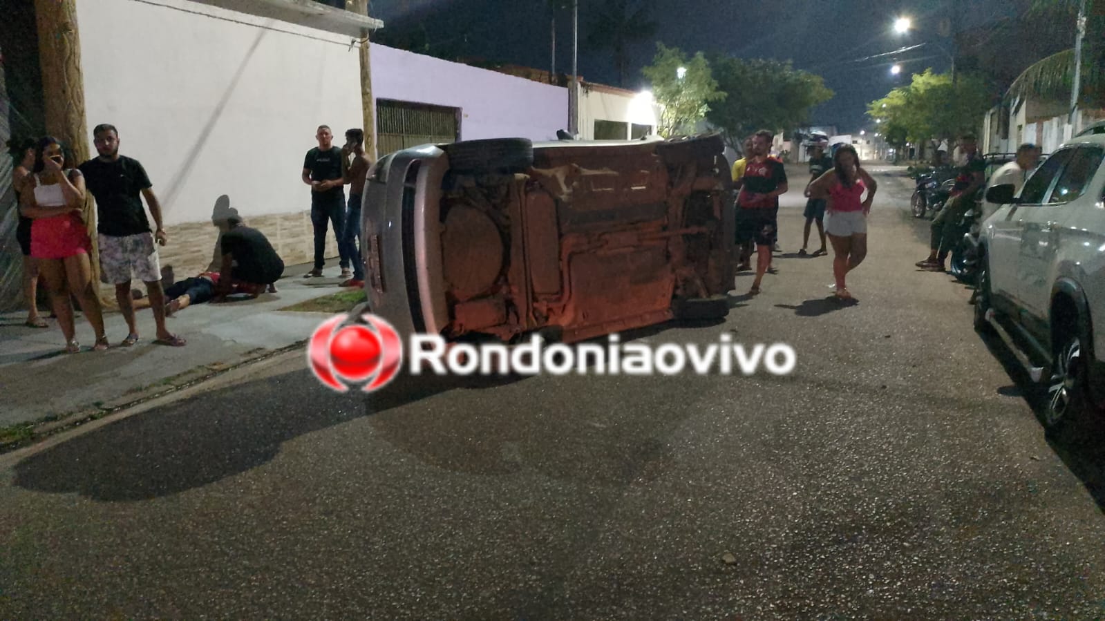 URGENTE: Carro capota após bater em veículos estacionados; motorista fica ferido 