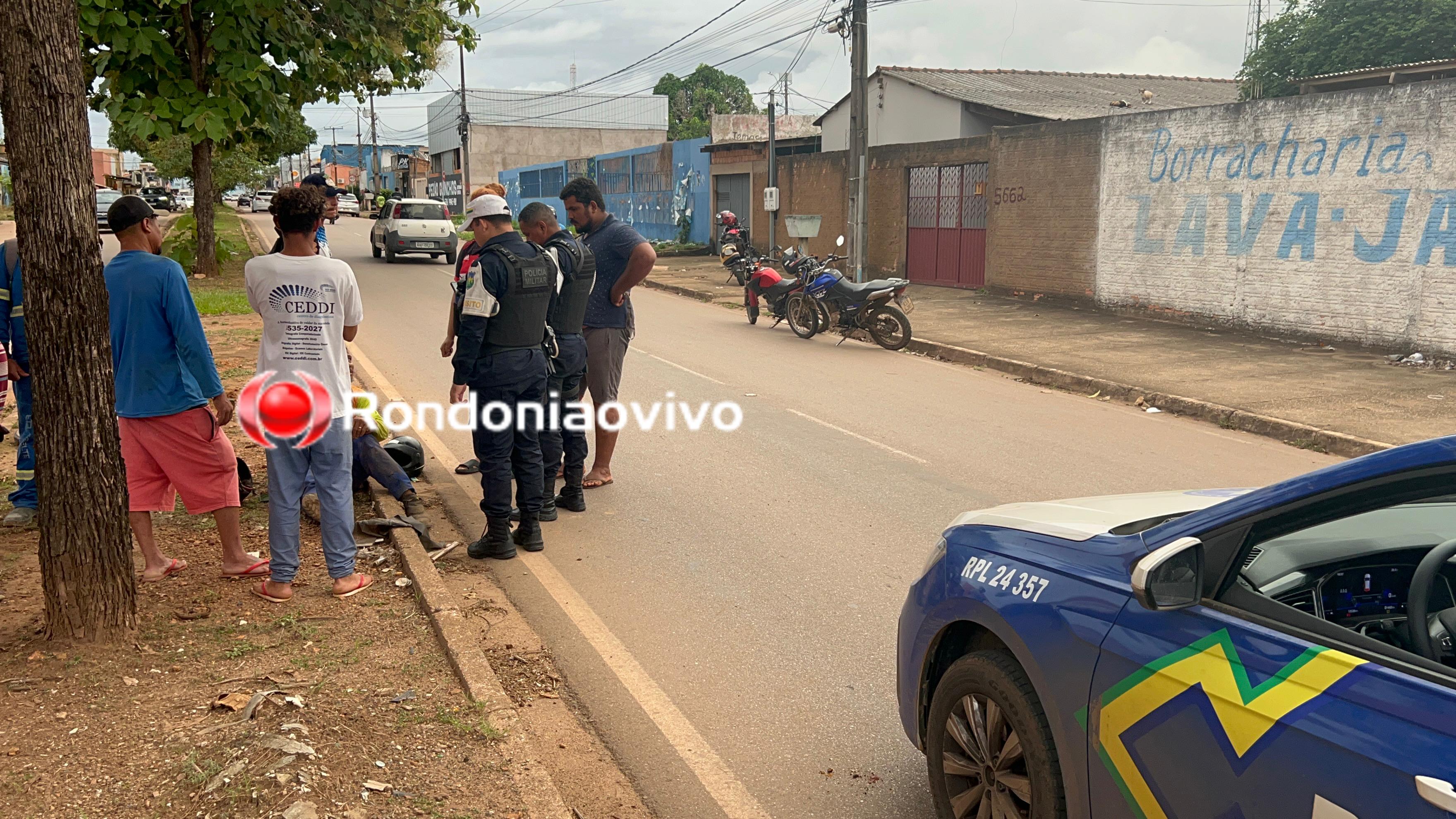 VÍDEO: Motociclista vai parar no canteiro central e quebra o braço em grave acidente