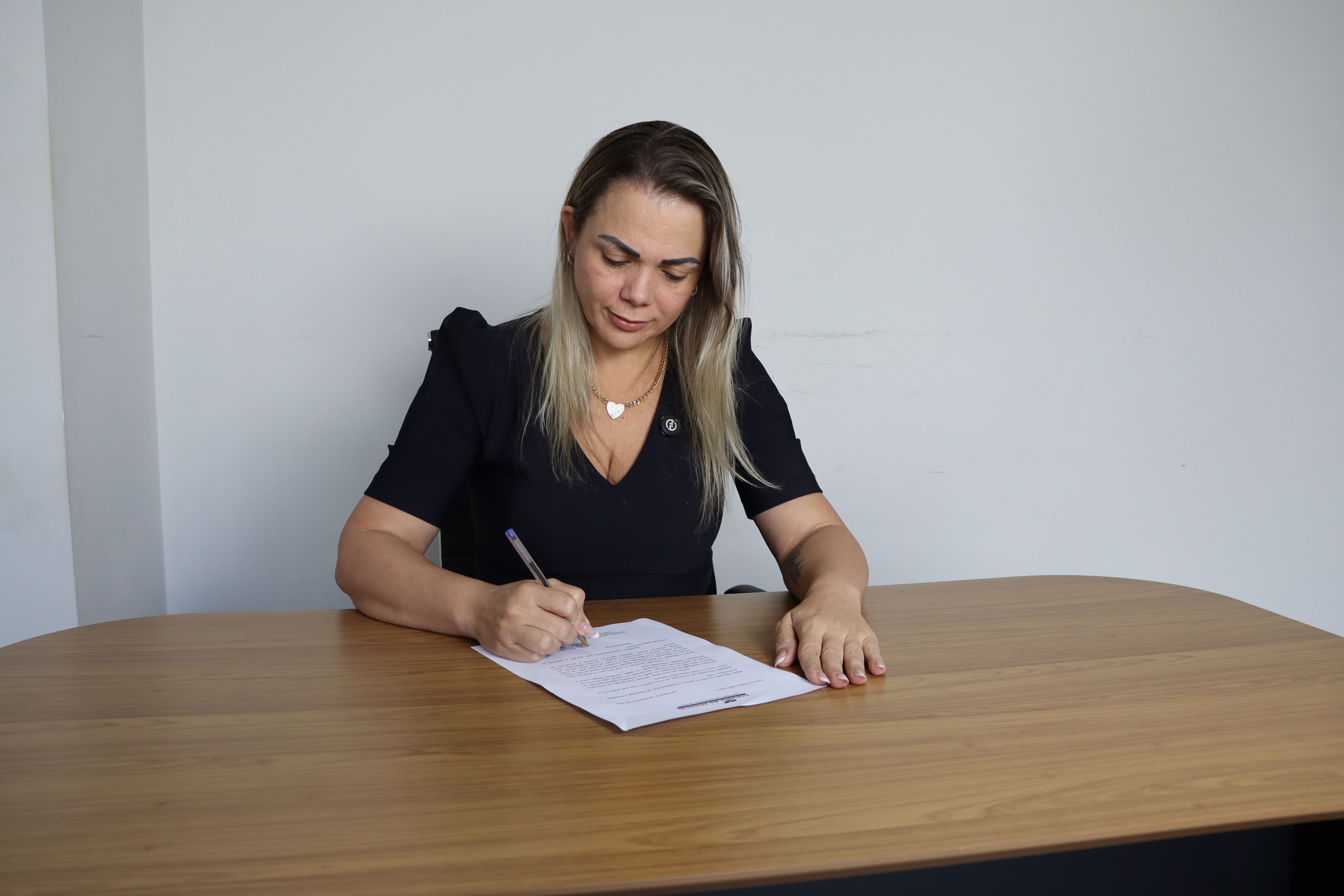 CLAÚDIA DE JESUS: Van adaptada para idosos é garantida em Seringueiras com emenda de deputada