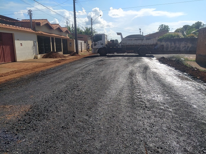 AGRADECIMENTO: Ruas do bairro Conceição recebem asfaltamento através do vereador Da Silva