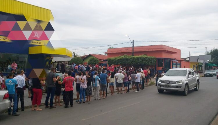 PÂNICO: Em Ji-Paraná, pessoas se aglomeram frente a comércio para comprar álcool em gel