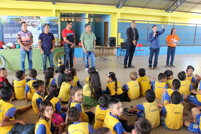 DOAÇÃO: Sistema Fecomércio e Conetur realizam entrega de materiais esportivos a alunos