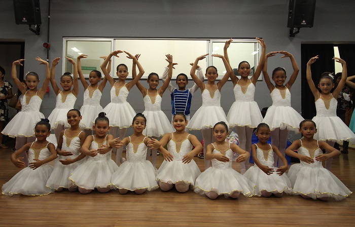 BALLET FUNCULTURAL: População lota a praça durante apresentação da mostra de dança