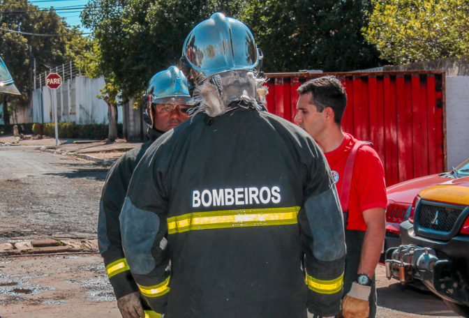 SEQUESTRO: Bombeiro para não morrer pula de carro e atravessa rio a nado