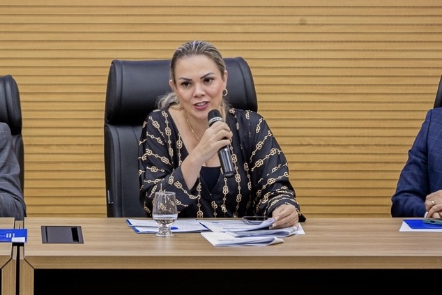 CORREÇÃO DE EDITAIS: Cláudia de Jesus pede garantia de vagas a professores e intérpretes de Libras