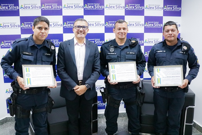 HEROÍSMO: Deputado Alex Silva participa de homenagem a policiais militares