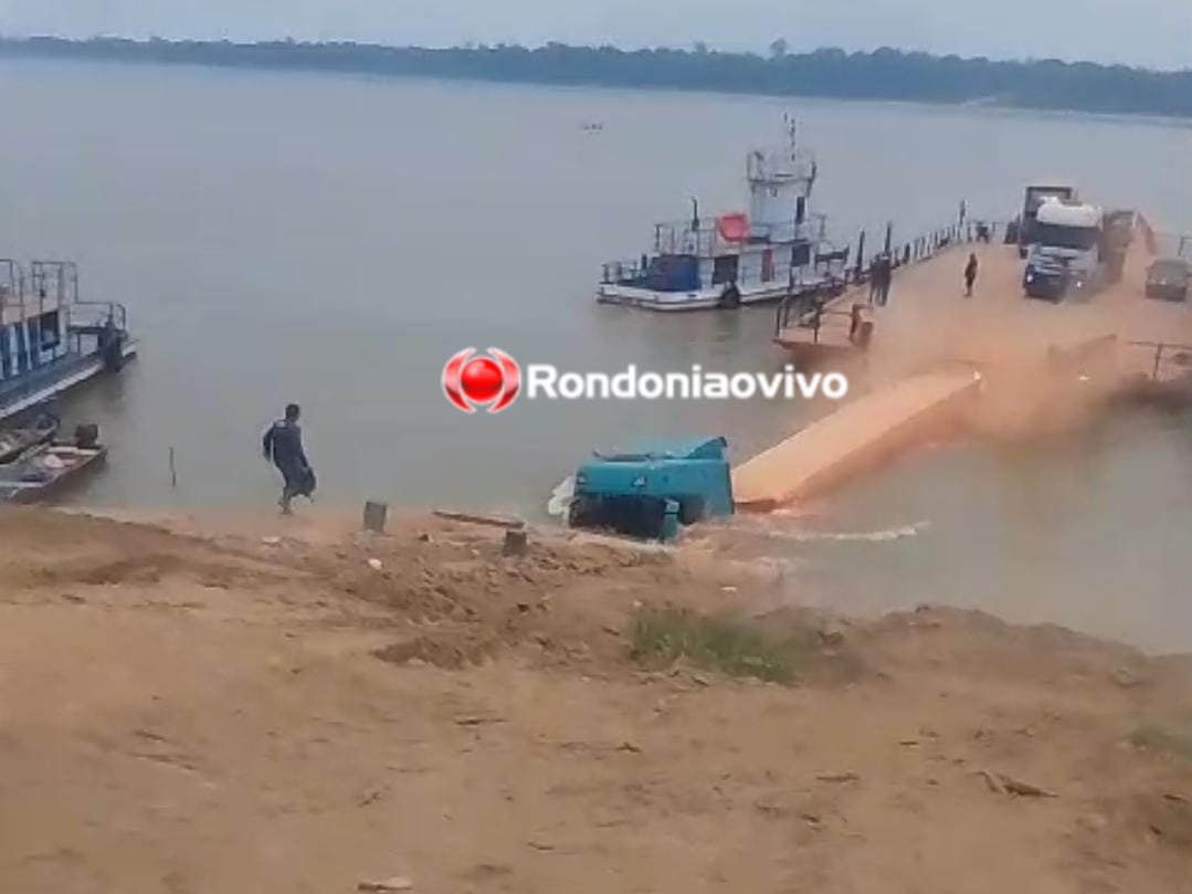 VÍDEO: Carreta cai de balsa durante travessia no rio Madeira 