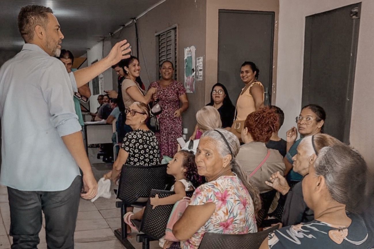 CRAS: Em visita, Leo Moraes se depara com população no calor e relatos de descaso