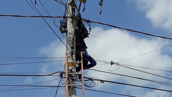 URGENTE: Eletricista morre eletrocutado enquanto fazia serviço em rede de transmissão