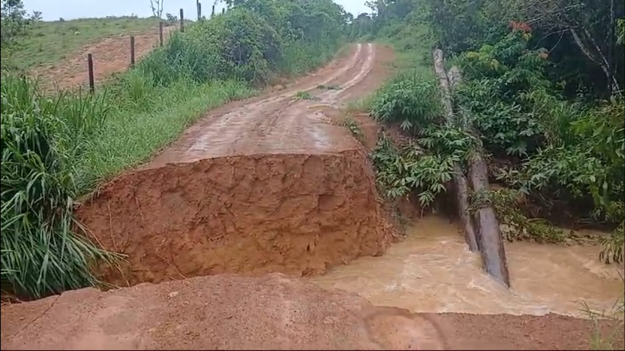 TROMBA D´ÁGUA: Temporal rompe estrada e deixa agricultores isolados em Nova Califórnia