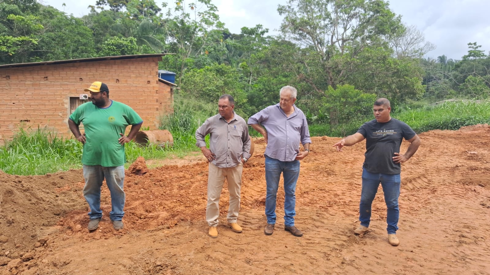 JURANDIR BENGALA: Vereador e Secretário acompanham obras na Estrada dos Piriquitos