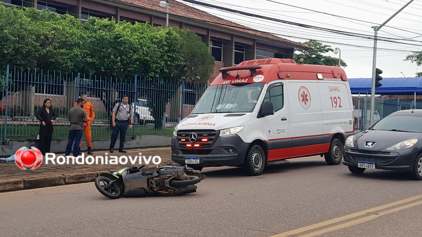 NA CALAMA: Adolescente de 16 anos é socorrido pelo SAMU após acidente entre carro e moto