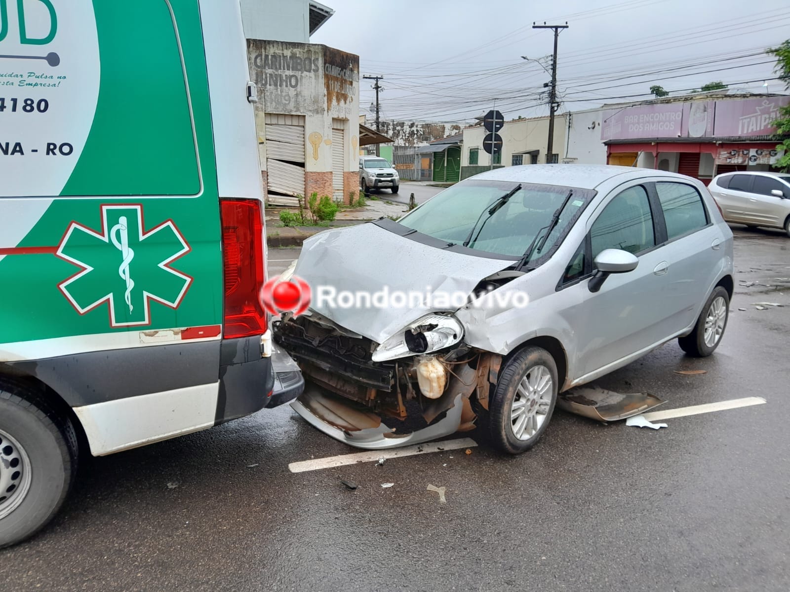 NO CENTRO: Ambulância é atingida por carro dirigido por mulher que avançou preferencial