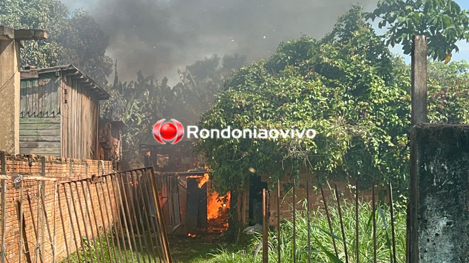 URGENTE: Residência é destruída por incêndio na frente de escola