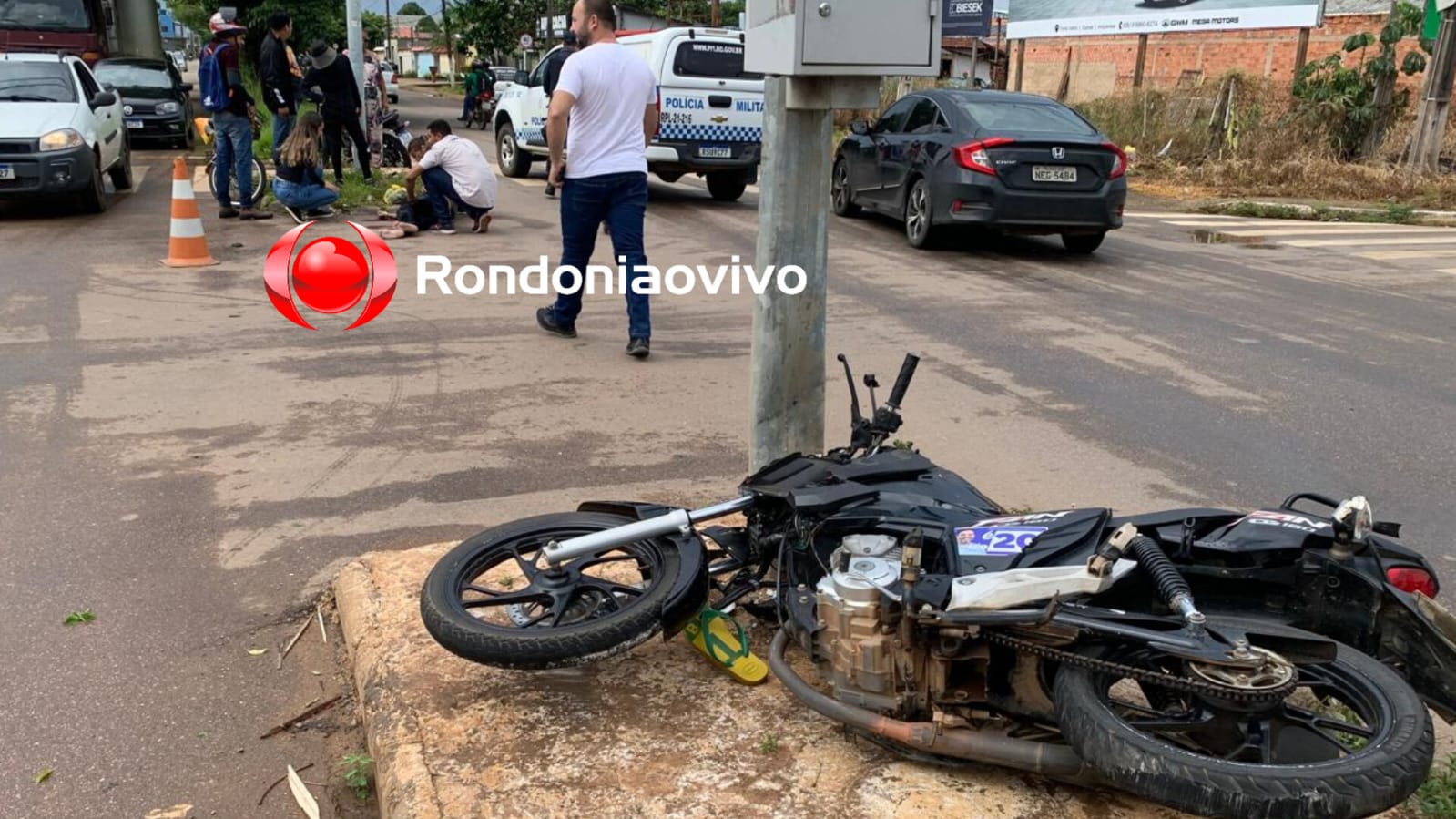 URGENTE: Motociclista fica em estado grave após bater em estrutura de semáforo