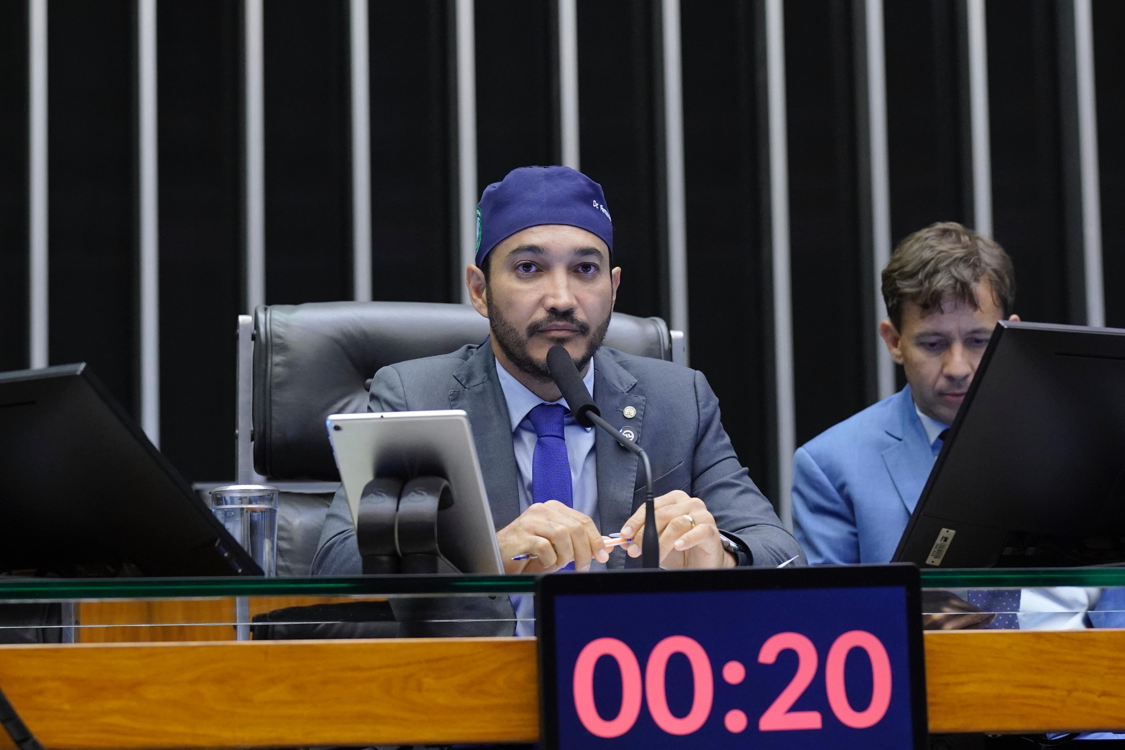 FERNANDO MÁXIMO: Projeto prevê pena de 10 anos para quem zombar de Jesus no Carnaval