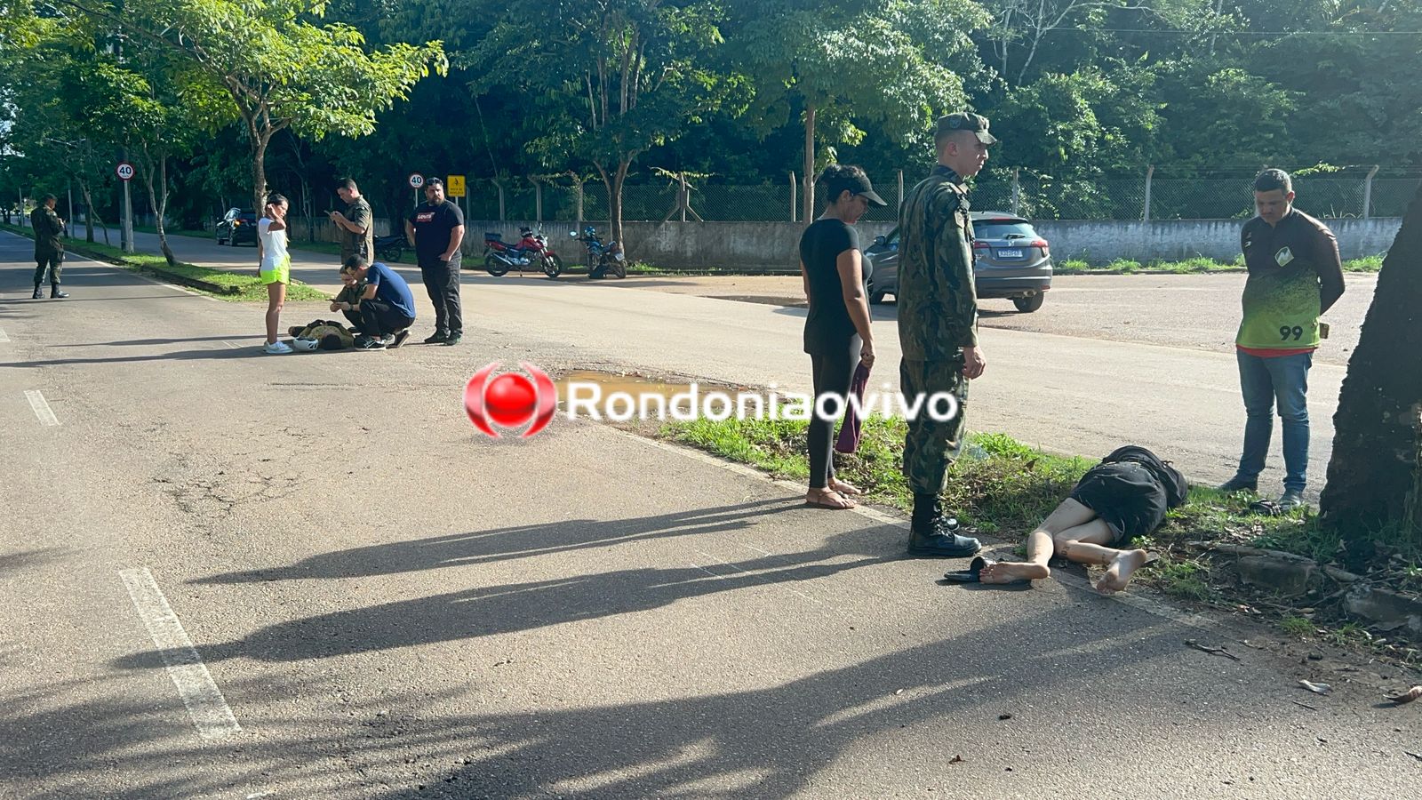 TRAUMATISMO: Motociclista fica em estado grave após atropelar ciclista e bater em árvore