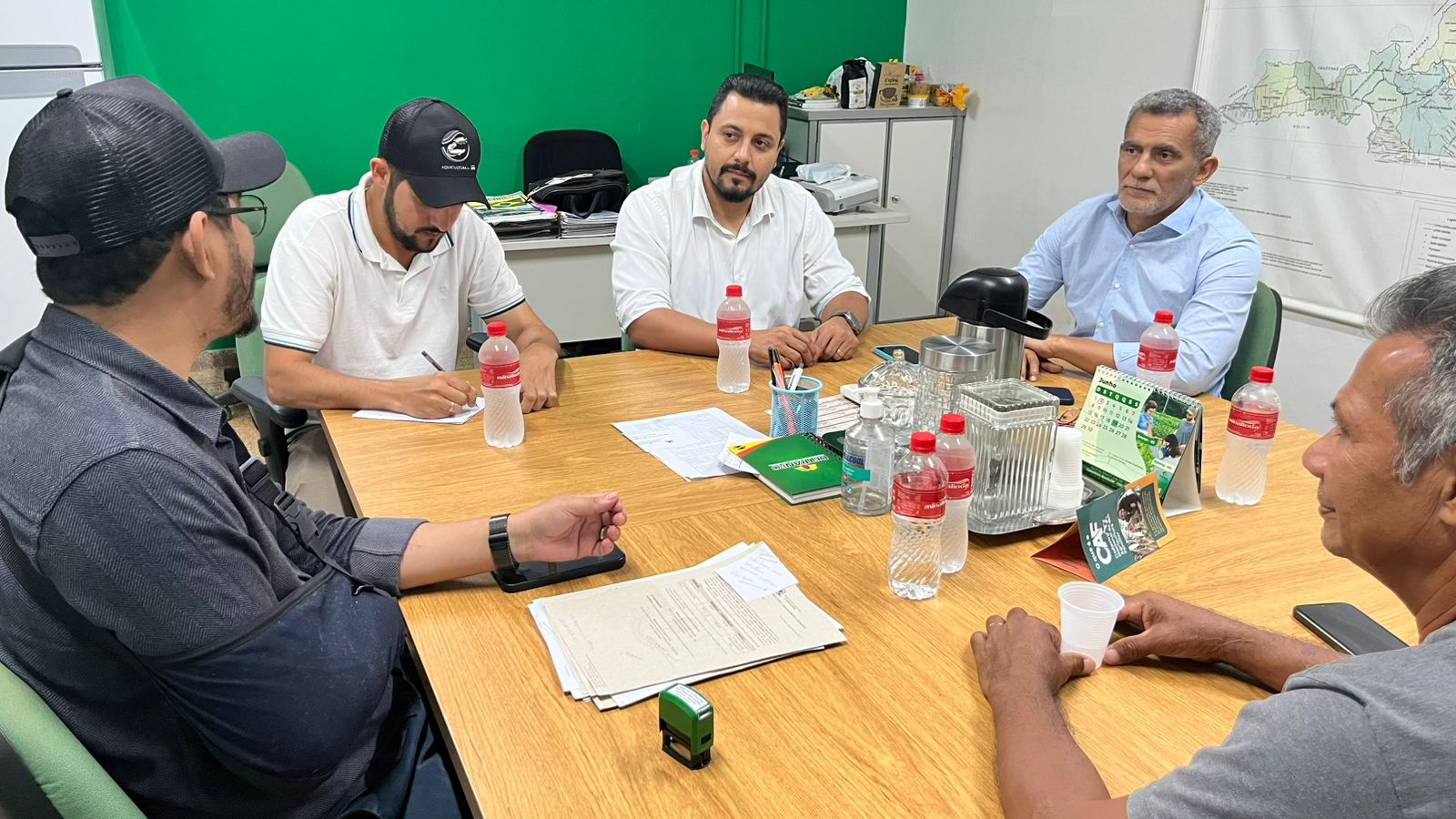 DR. GILBER: Vereador discute avanços do programa 'Porteira a dentro' durante reunião