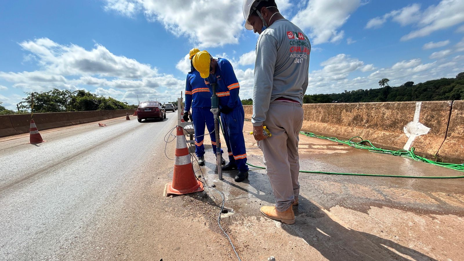 NO CRONOGRAMA: Obra de reestruturação das pontes do rio Candeias está em pleno andamento