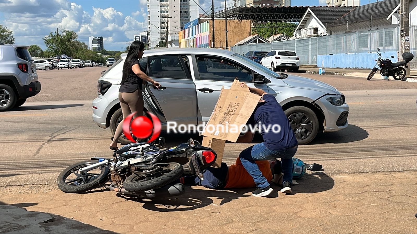 NA FARQUAR: Acidente em frente ao CPA deixa motociclista lesionado