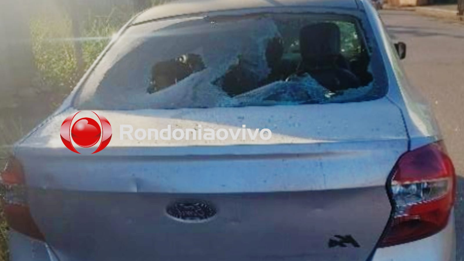 ATAQUE DE FÚRIA: Mulher é acusada de agredir namorado e quebrar carro a pedradas