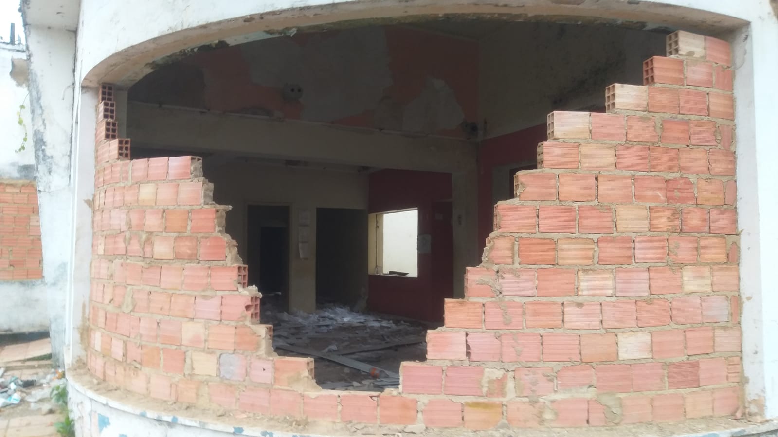 DE NOVO: Usuários de drogas desafiam o Estado e arrombam prédio da DDM