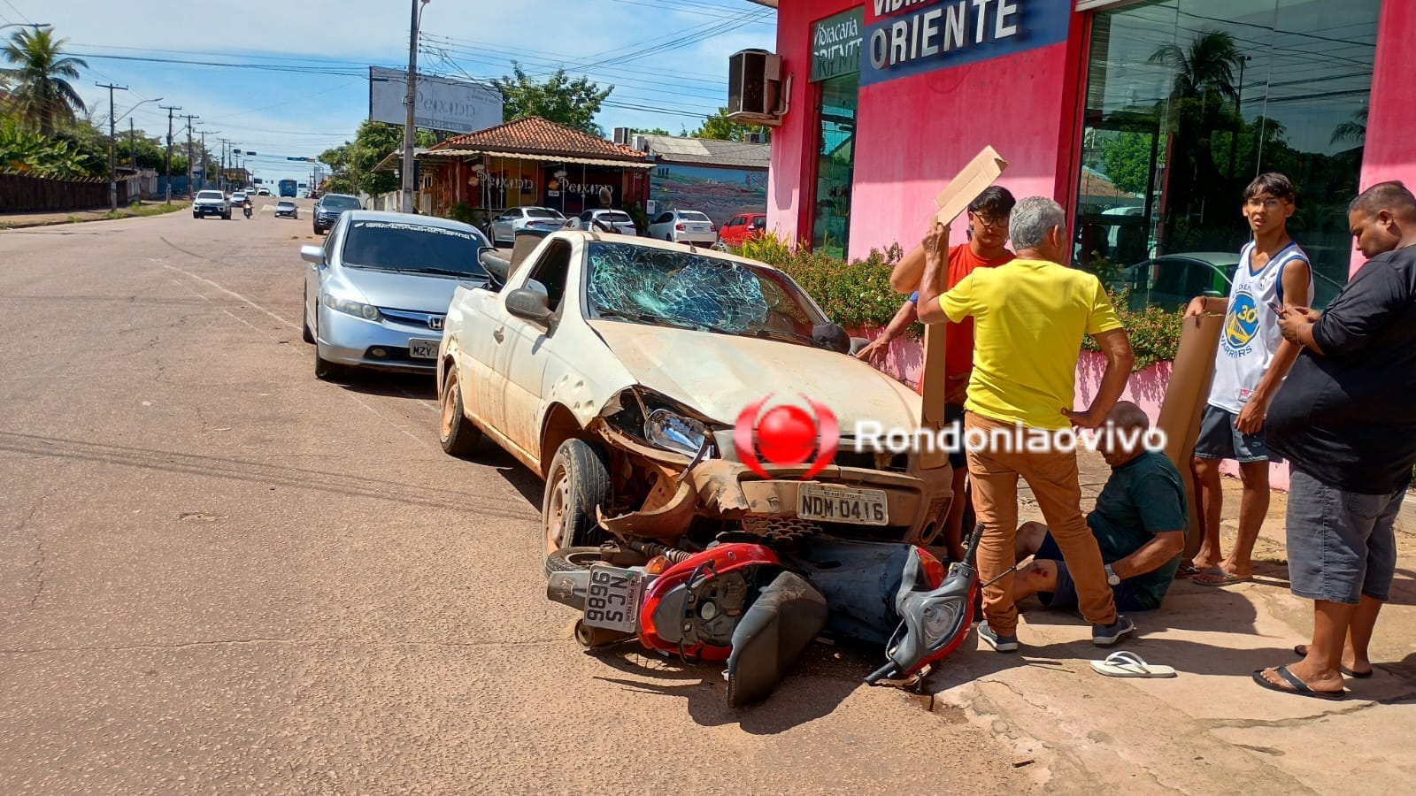AVANÇOU: Moto é arrastada por carro em grave acidente na Calama
