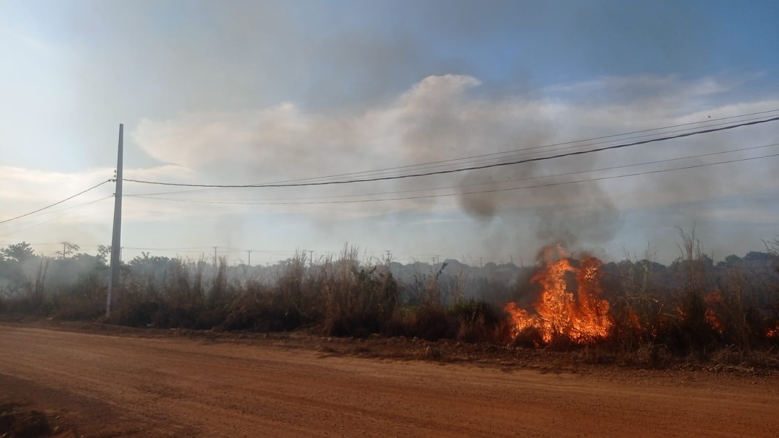 QUEIMADAS: Incêndio urbano é registrado no bairro Porto Cristo
