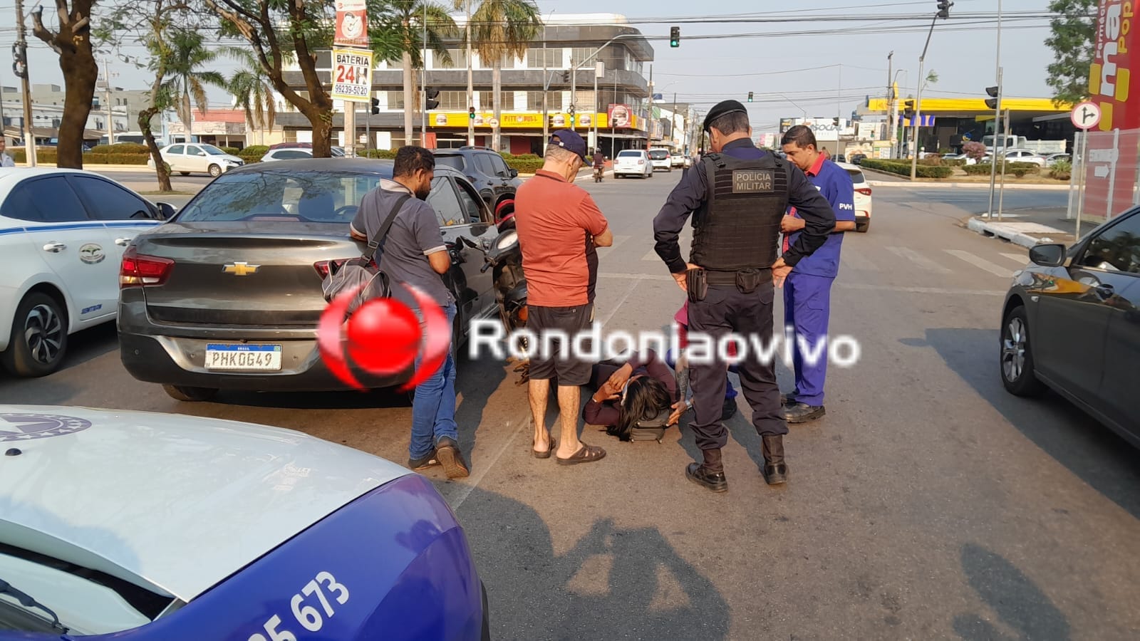 COLISÃO: Mulher em moto quebra a perna após acidente na frente da rodoviária
