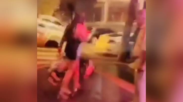 NA PRAÇA: Mulher é atacada sete vezes pela atual companheira do ex-marido