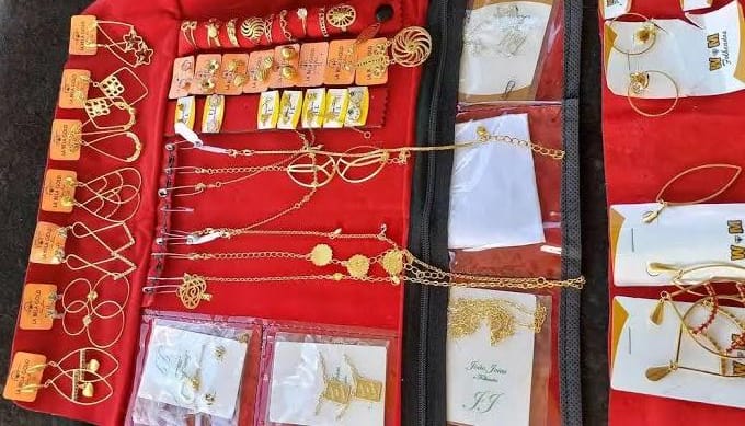 NO MEIO DA RUA: Empresária é rendida por dupla criminosa e tem 45 peças de joias roubadas 