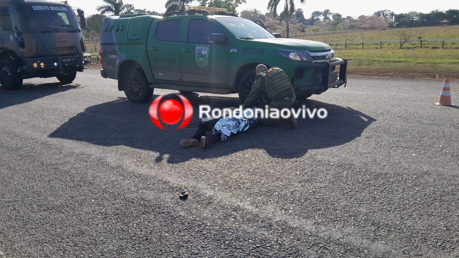 URGENTE: Motociclista sofre grave queda na BR-364 ao passar por pedaços de pneus