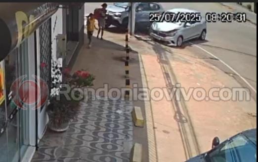VÍDEO: Motorista fica ferida e criança quase é atropelada na calçada em acidente
