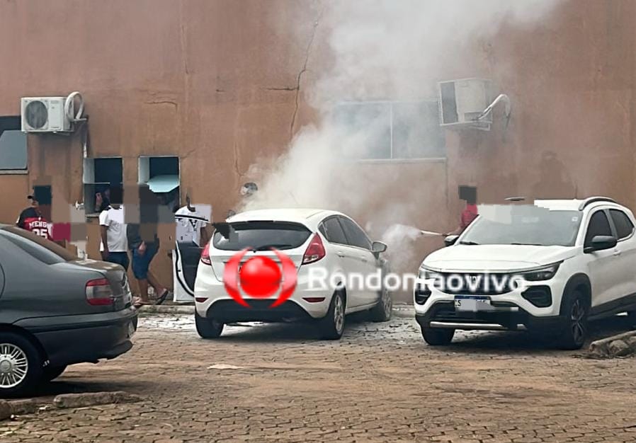 SINISTRO: Carro pega fogo no estacionamento de hospital na capital