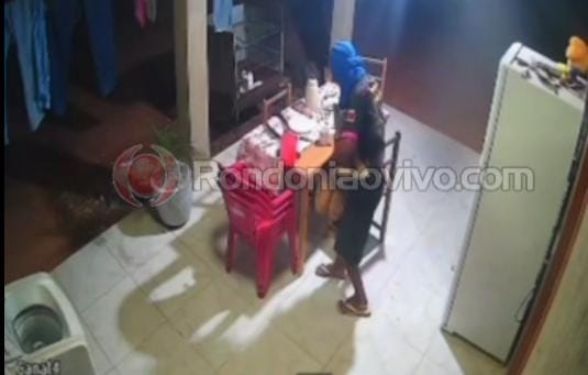 VÍDEO FLAGROU: Ladrão põe camisa na cabeça e faz a limpa em residência