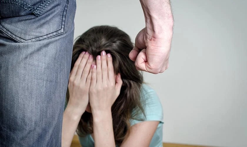 ENCIUMADO: Mulher é agredida pelo marido ao conversar com amigo via whatsapp