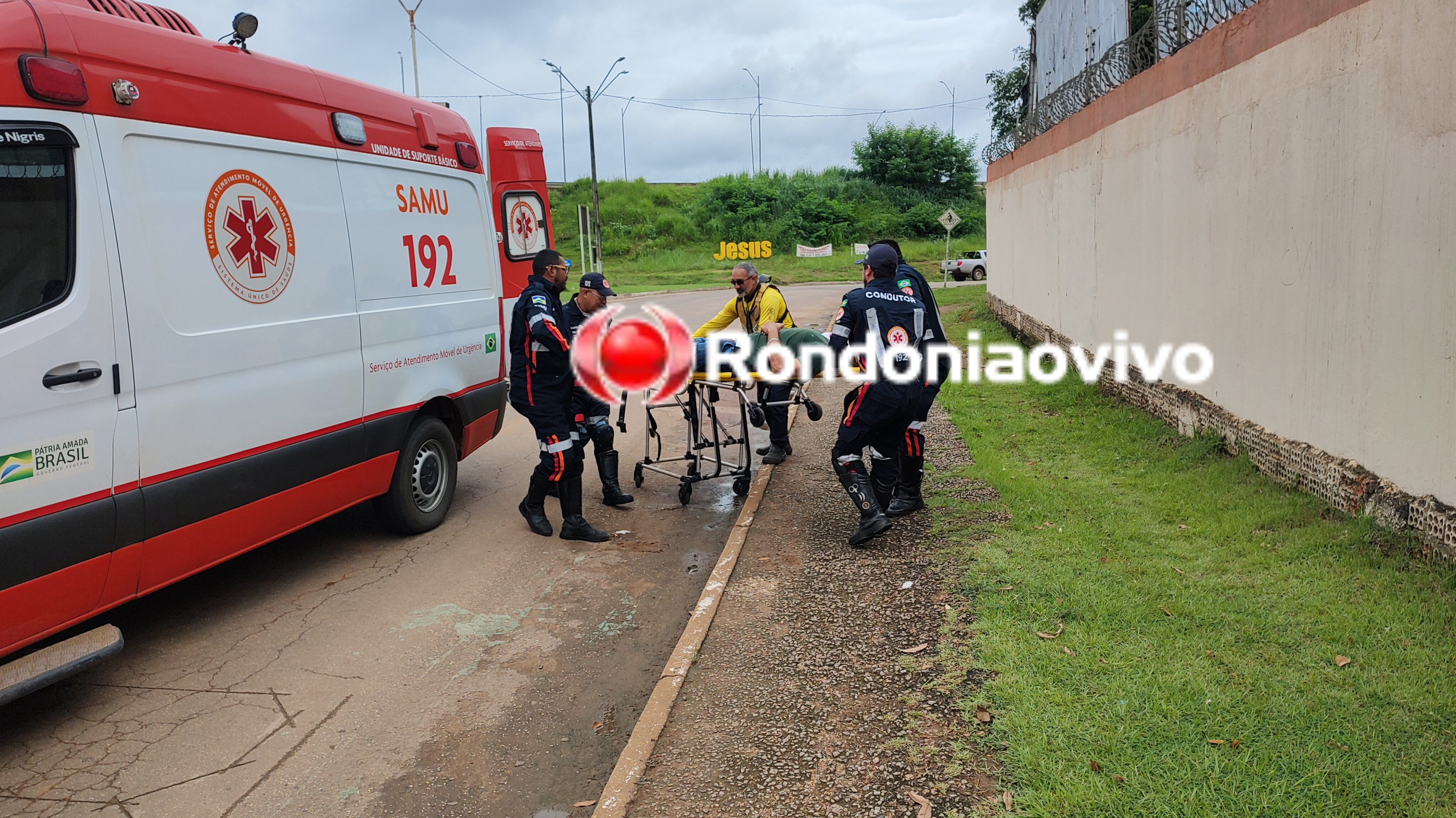 FERIDO: Ciclista é socorrido pelo SAMU após sofrer acidente próximo do viaduto da BR-364