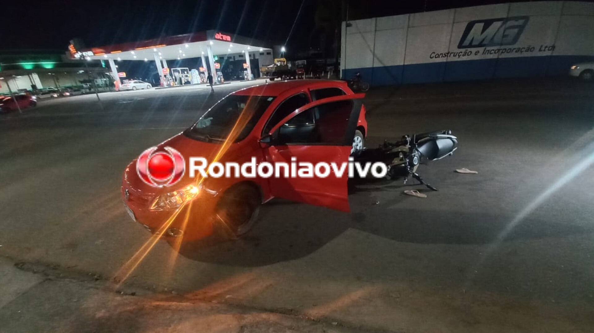 FRATURA NA PERNA: Casal em moto sofre acidente na Avenida Rio de Janeiro 